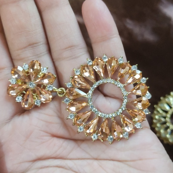 PEACH DANGLING EAR STUDS - Picture 3 of 8